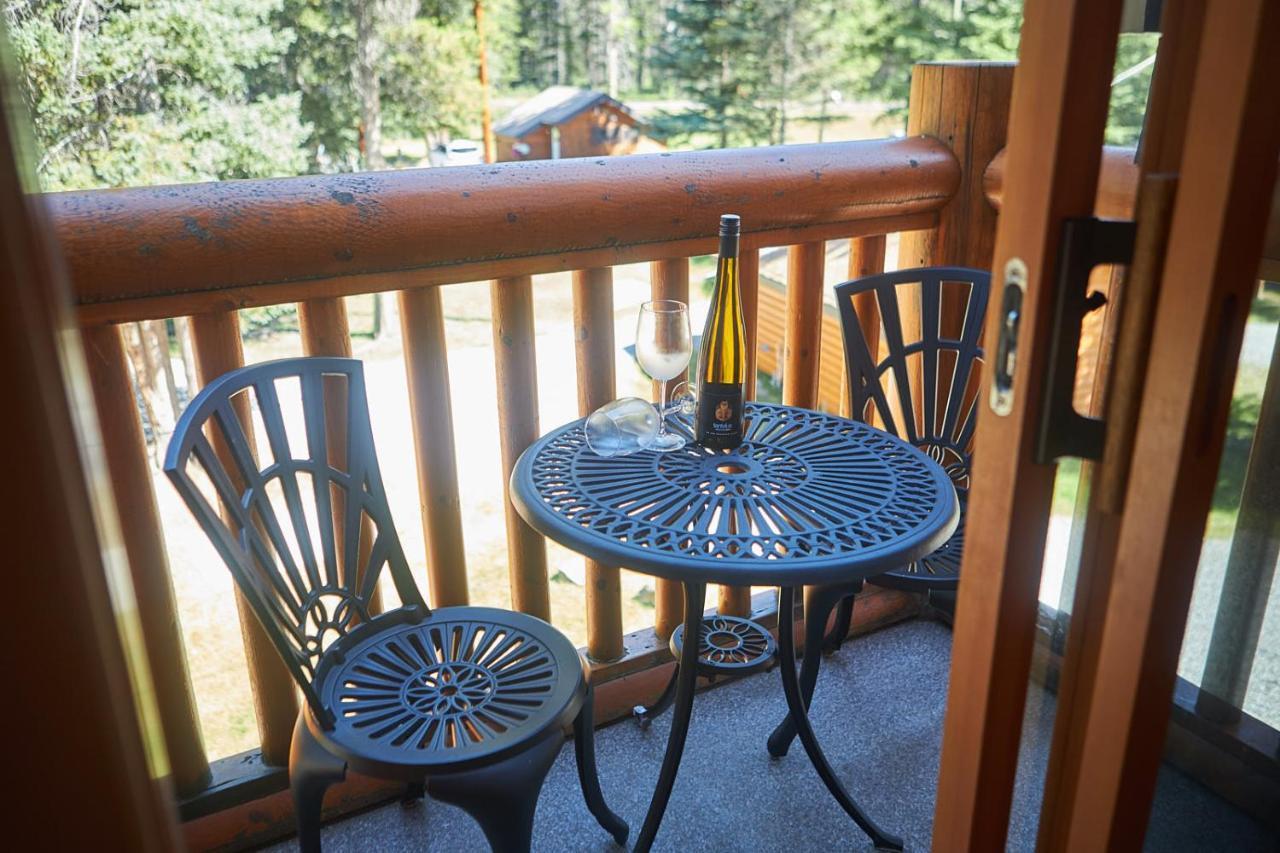 Castle Mountain Chalets Экстерьер фото