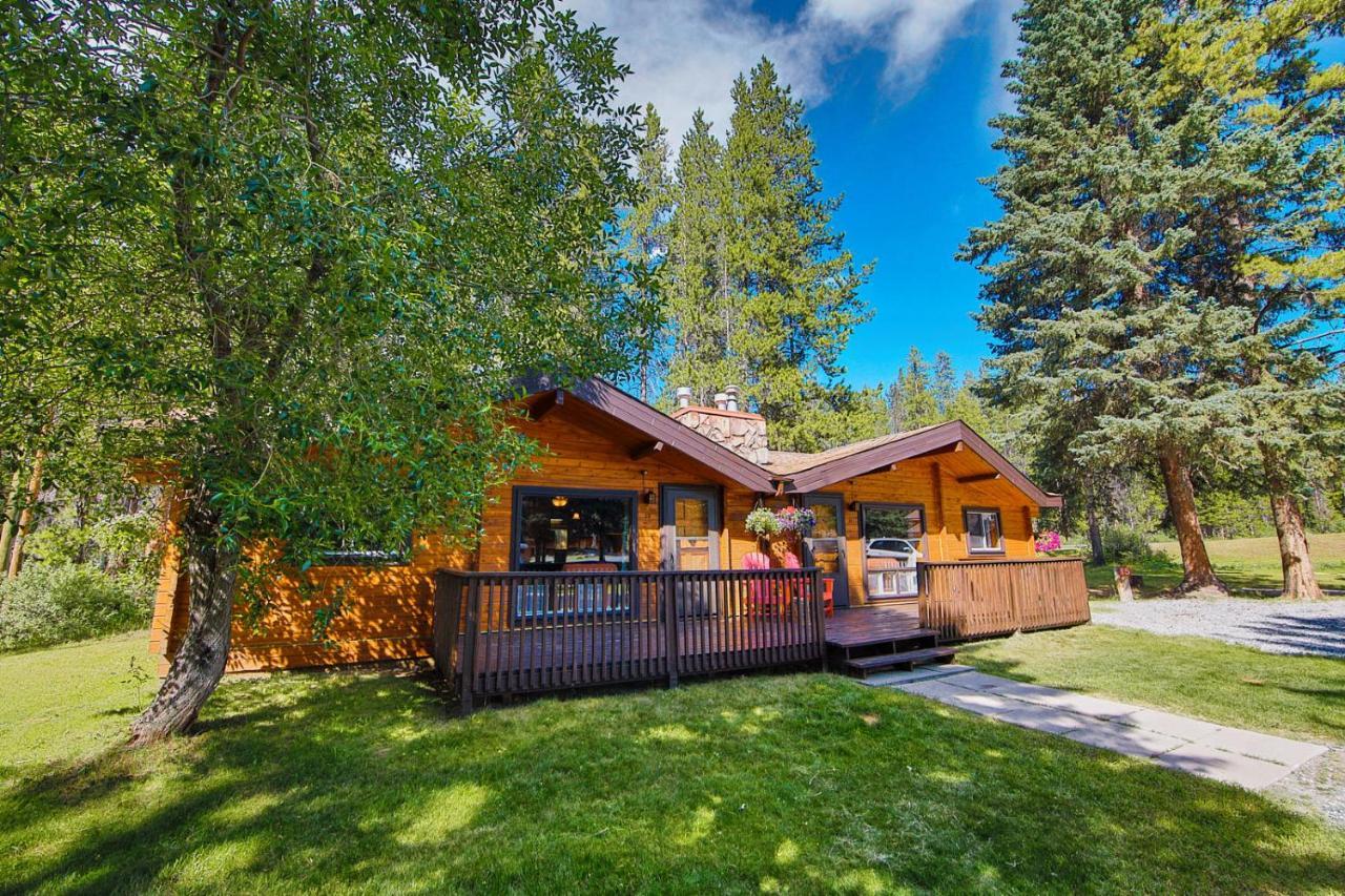 Castle Mountain Chalets Экстерьер фото