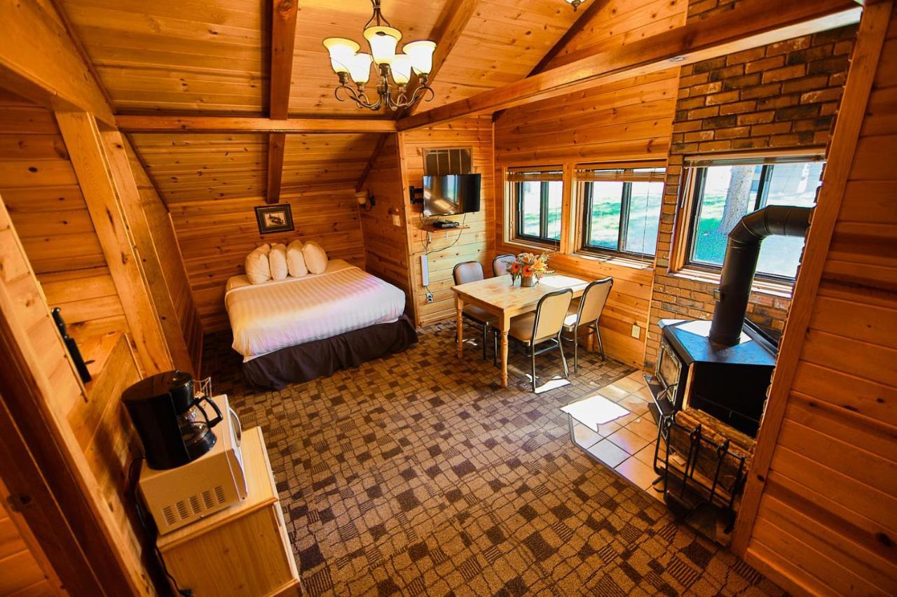 Castle Mountain Chalets Экстерьер фото