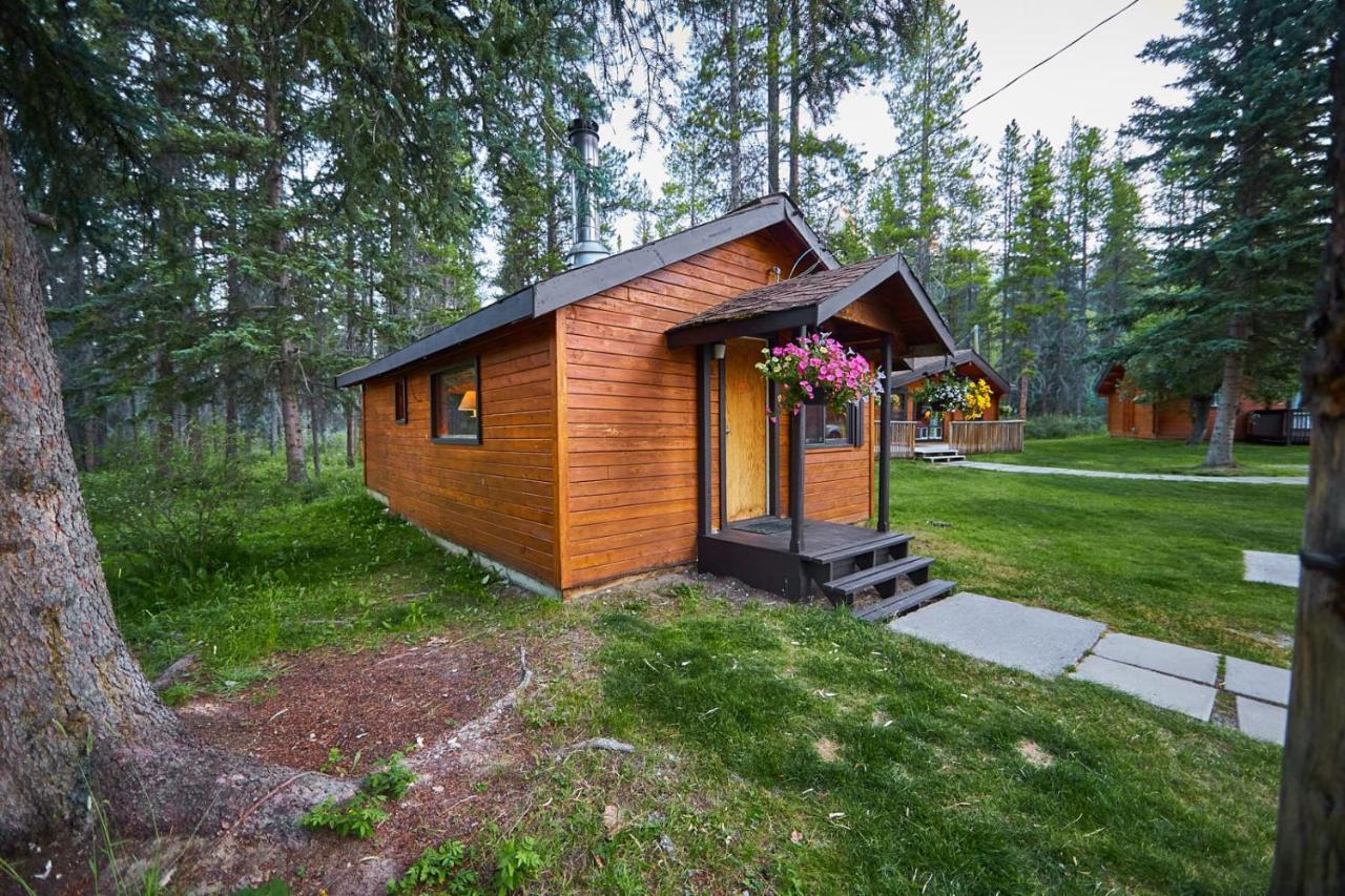 Castle Mountain Chalets Экстерьер фото