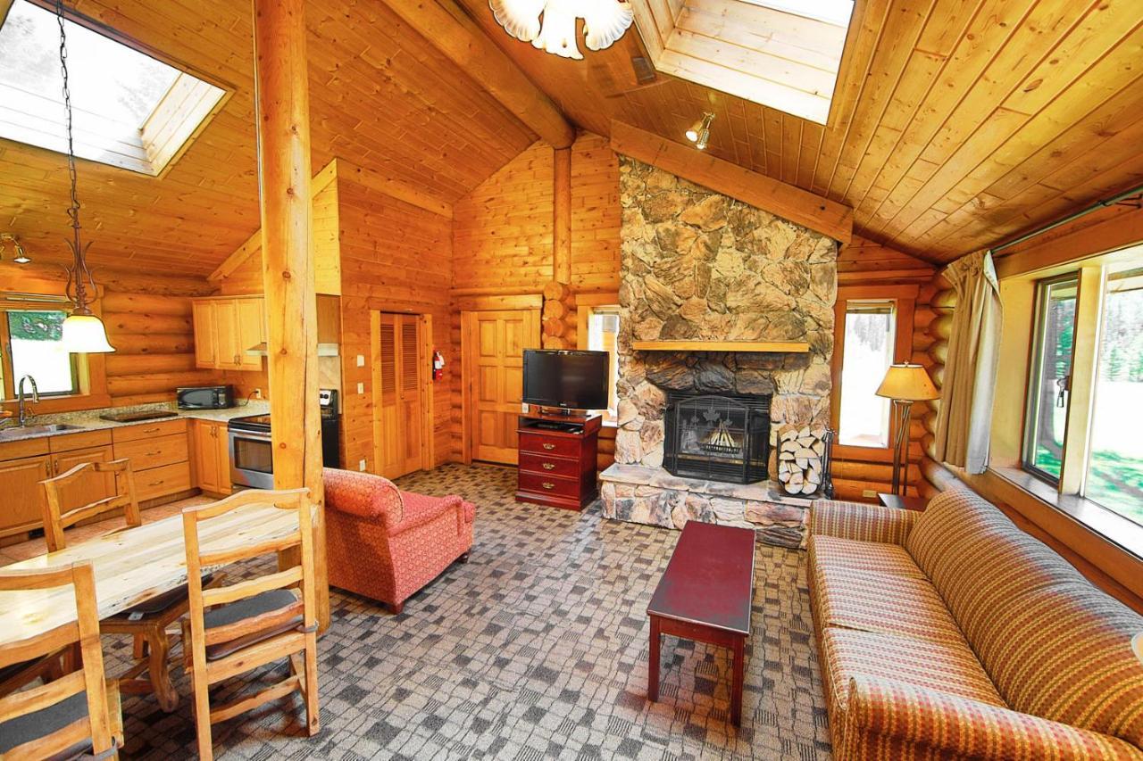 Castle Mountain Chalets Экстерьер фото