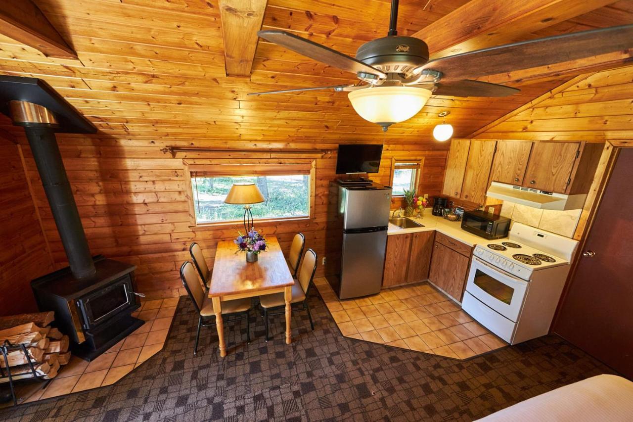 Castle Mountain Chalets Экстерьер фото