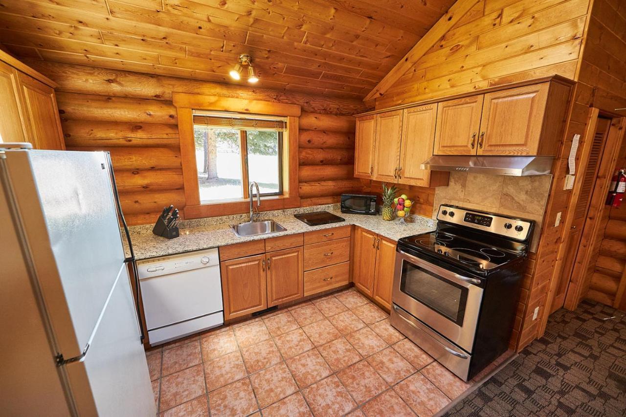 Castle Mountain Chalets Экстерьер фото