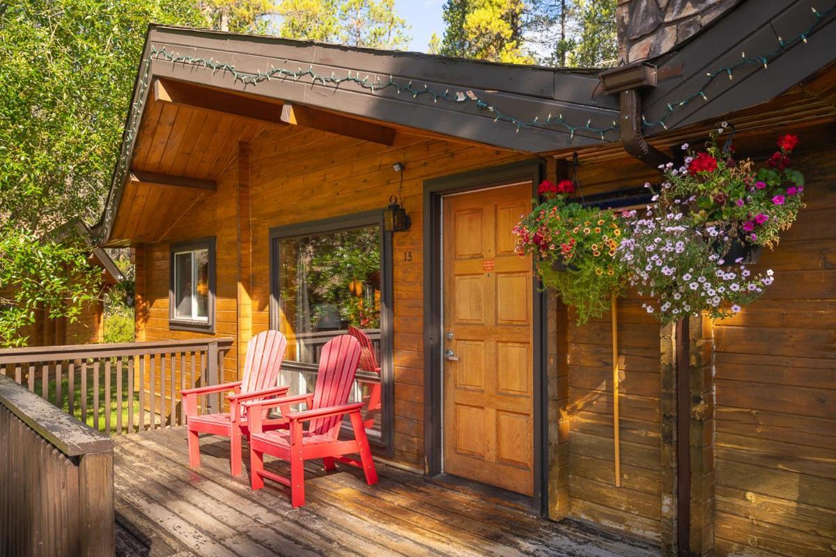 Castle Mountain Chalets Экстерьер фото