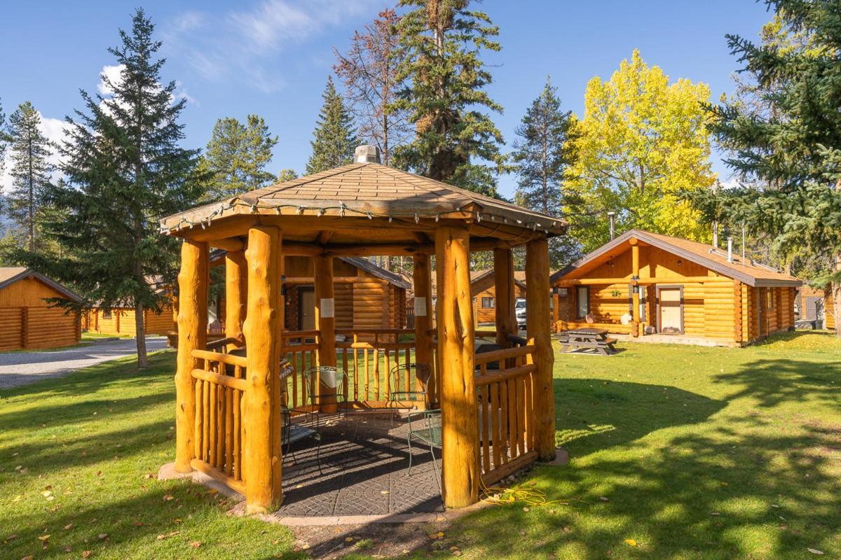 Castle Mountain Chalets Экстерьер фото