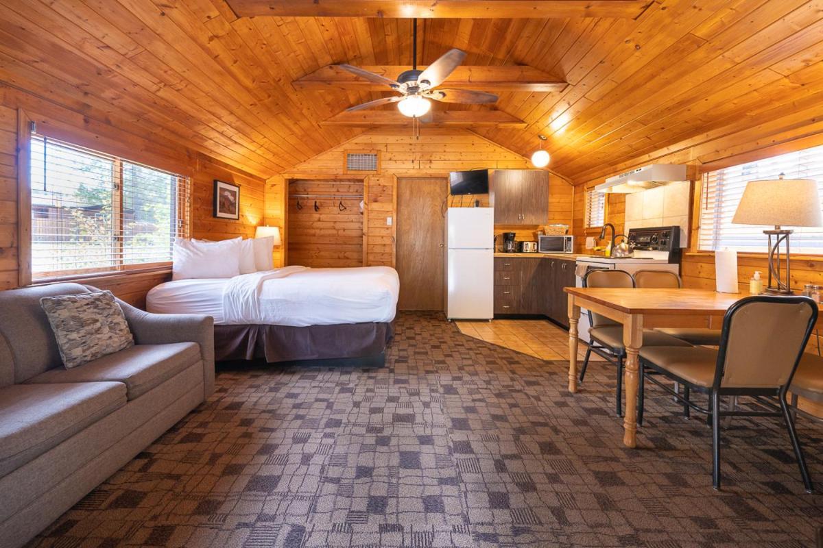 Castle Mountain Chalets Экстерьер фото