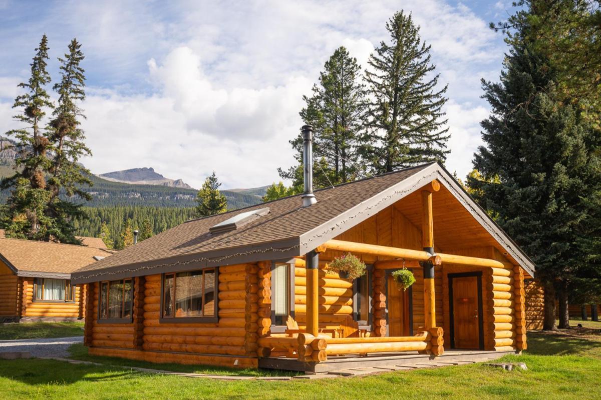 Castle Mountain Chalets Экстерьер фото