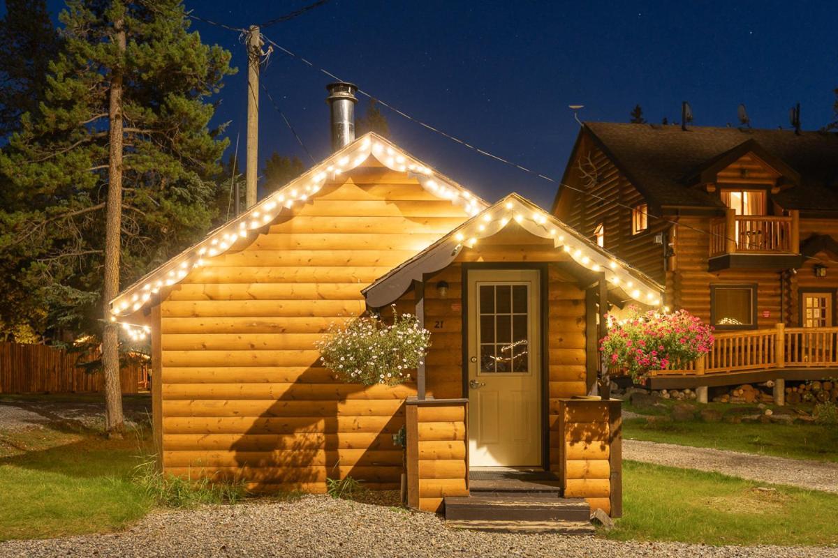 Castle Mountain Chalets Экстерьер фото
