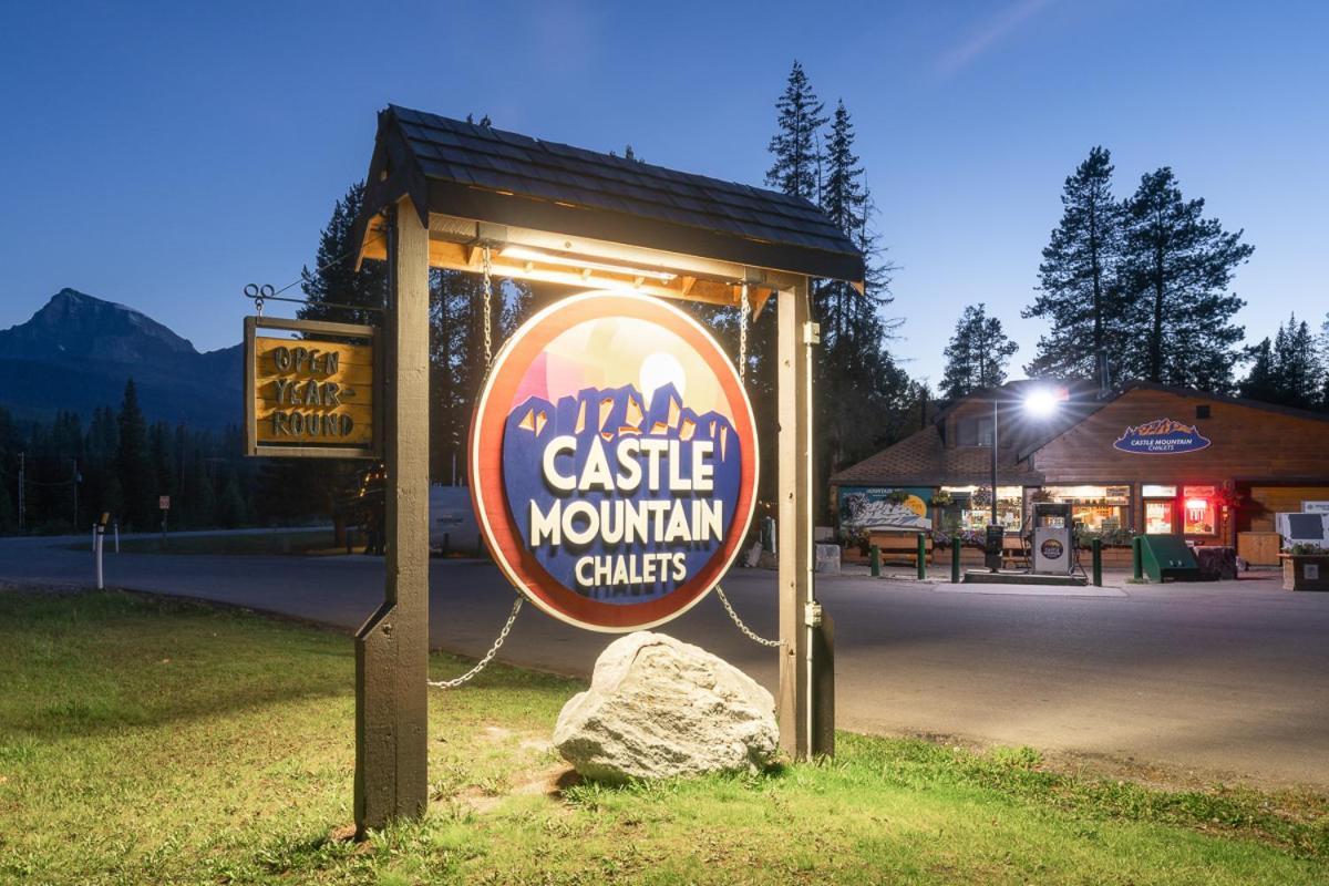 Castle Mountain Chalets Экстерьер фото