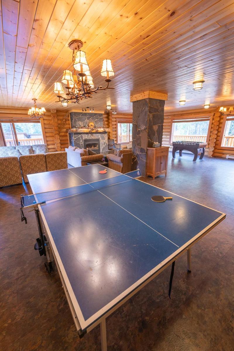 Castle Mountain Chalets Экстерьер фото